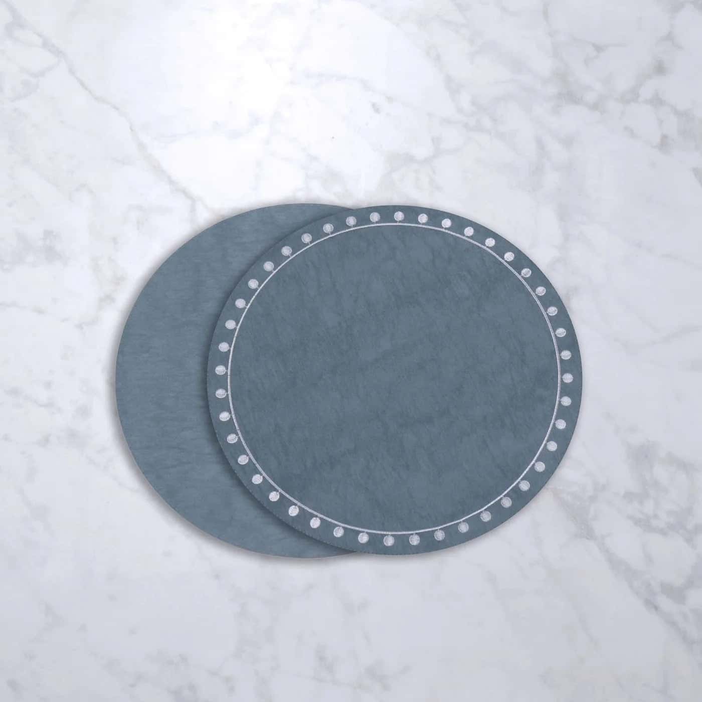 VIDA ROUND EMBROIDERED DOTS 15.5″ ROUND PLACEMATS SET OF 4 (BLUE AND WHITE) 2588