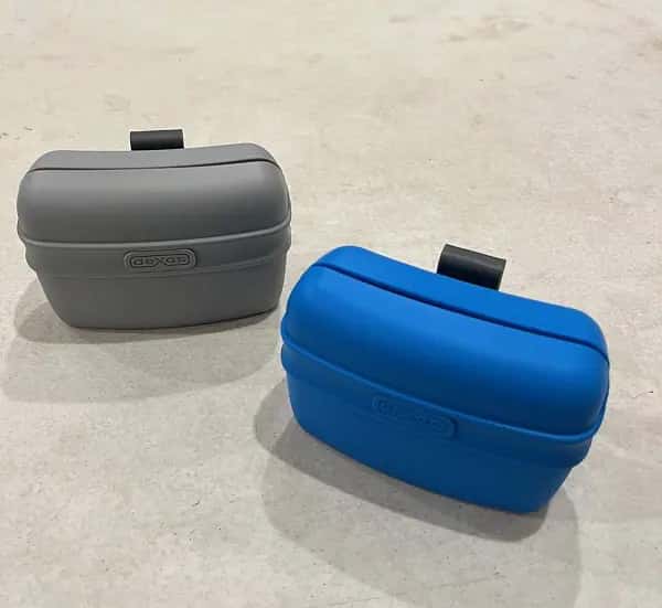 Tidbit pouch with belt clip for training Hawks, Falcons or dogs. Comes in two colors