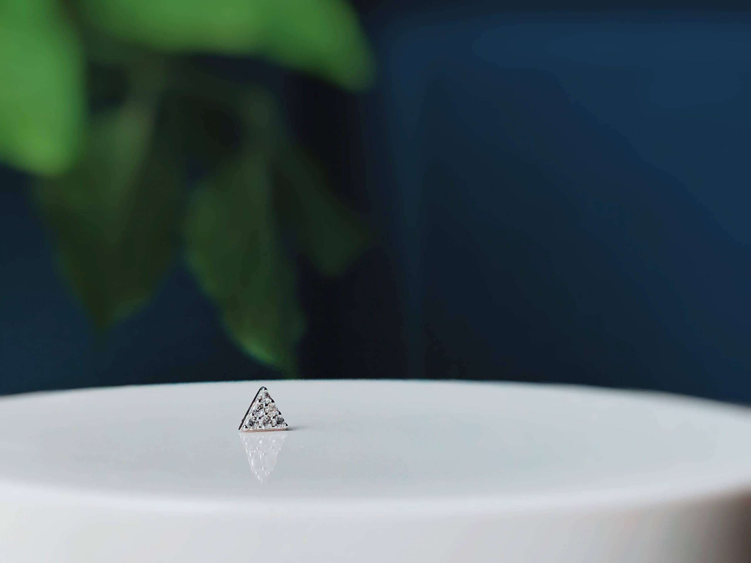 14k White Gold Triangle Threadless Top (14KPITRIANGLE)