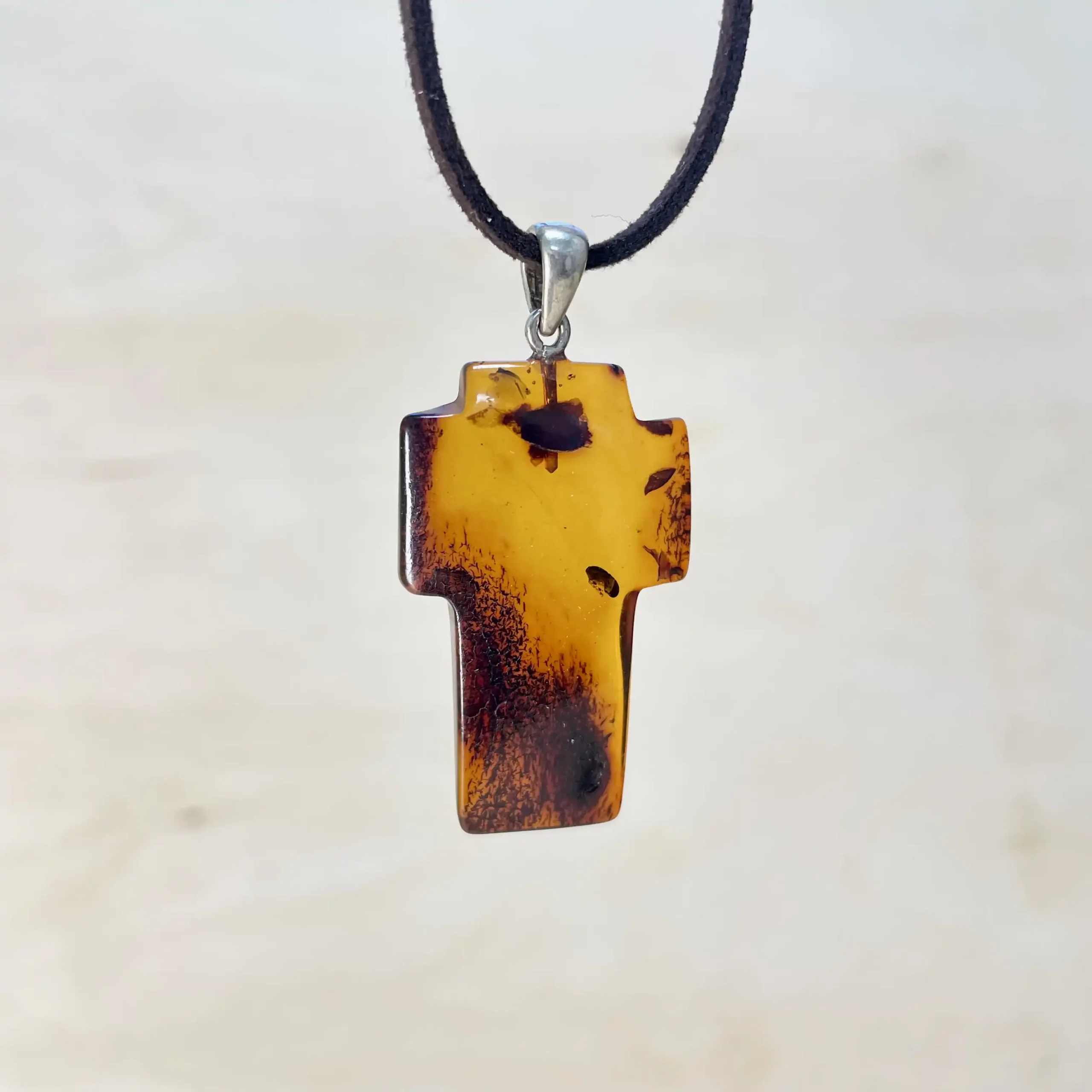 Amber Cross Pendant Necklace – Dark Honey Shade