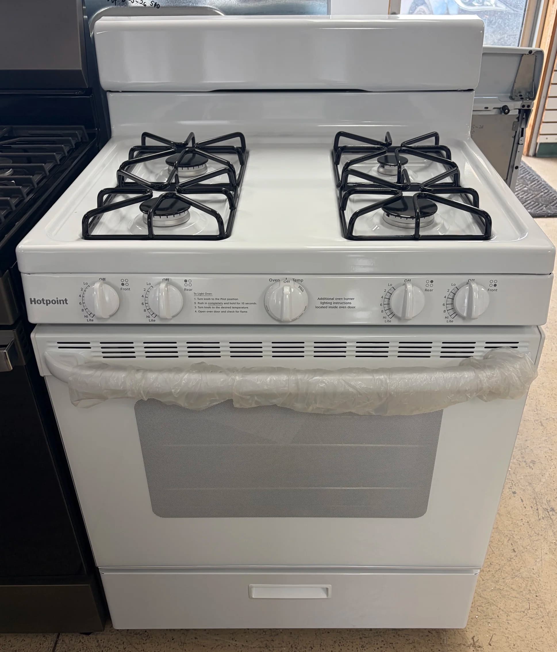 *Scratch & Dent* NEW Hotpoint Natural Gas Range RGBS200DM2WW, White – 1 Yr. Warranty