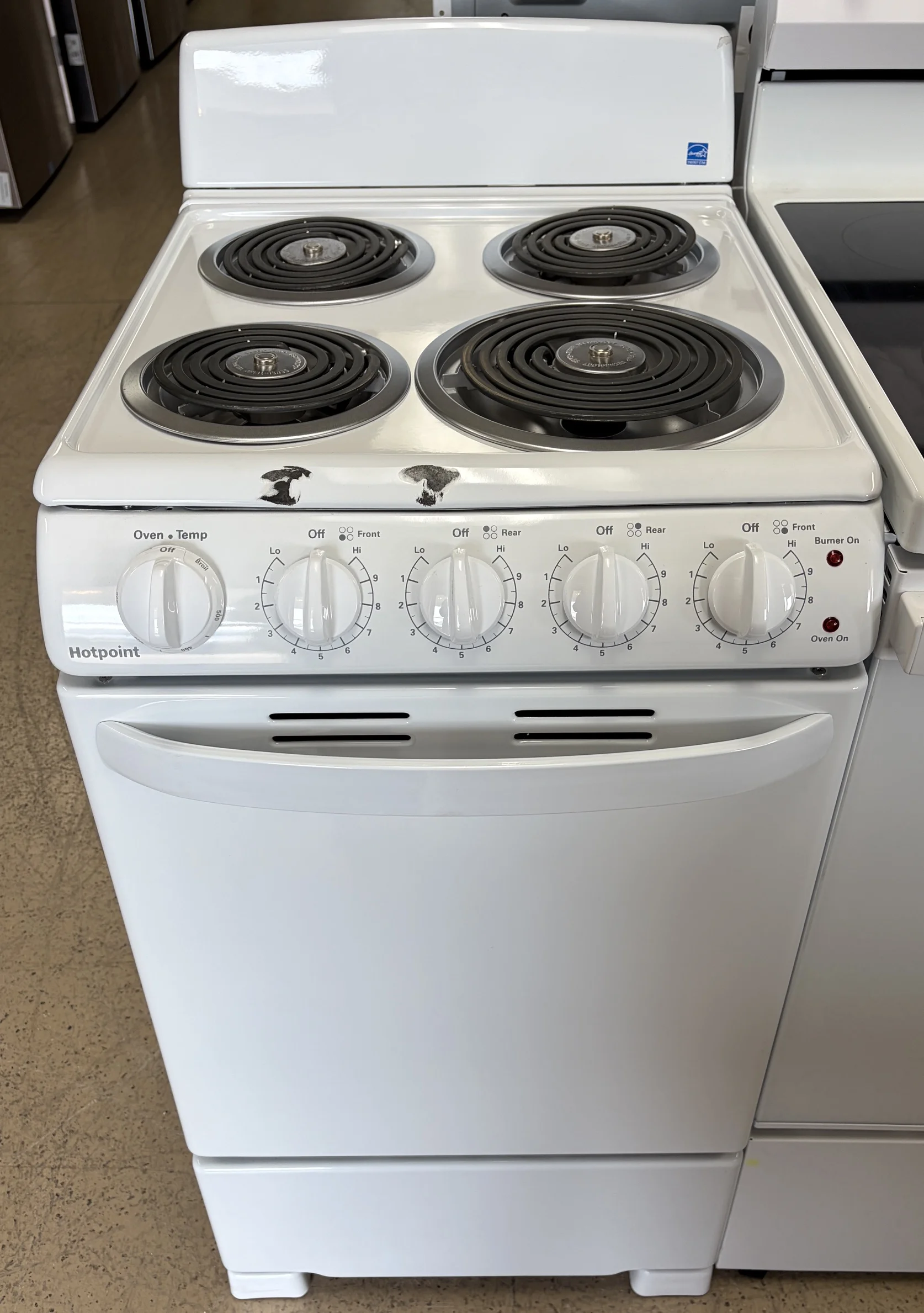 *Scratch & Dent* NEW Hotpoint 20″ Coil Top Electric Range RAS200DM3WW, White – 1 Yr. Warranty