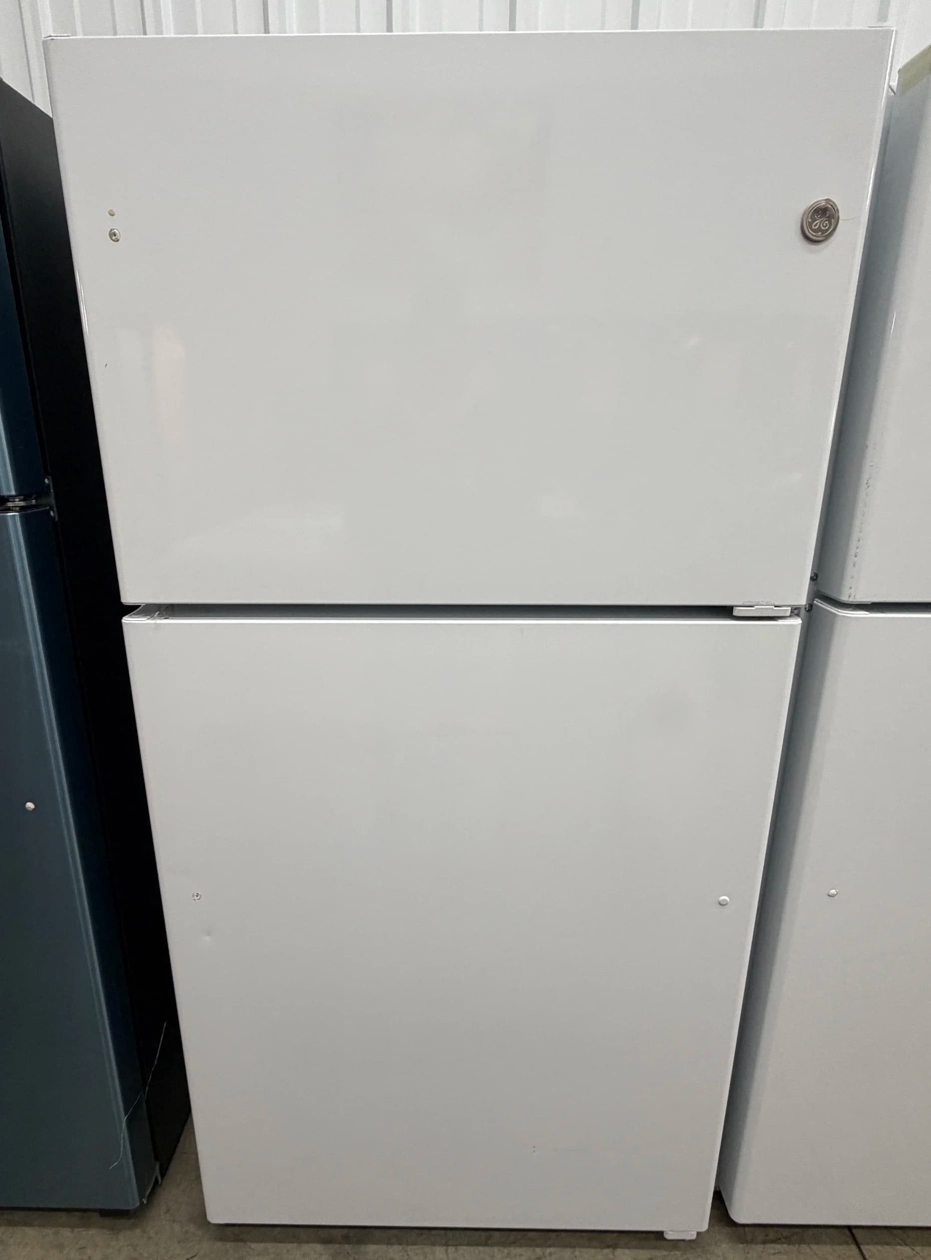 *Scratch & Dent* NEW GE 33″ Top Freezer Fridge GTS22KGNDRWW#2, White – 1 Yr. Warranty
