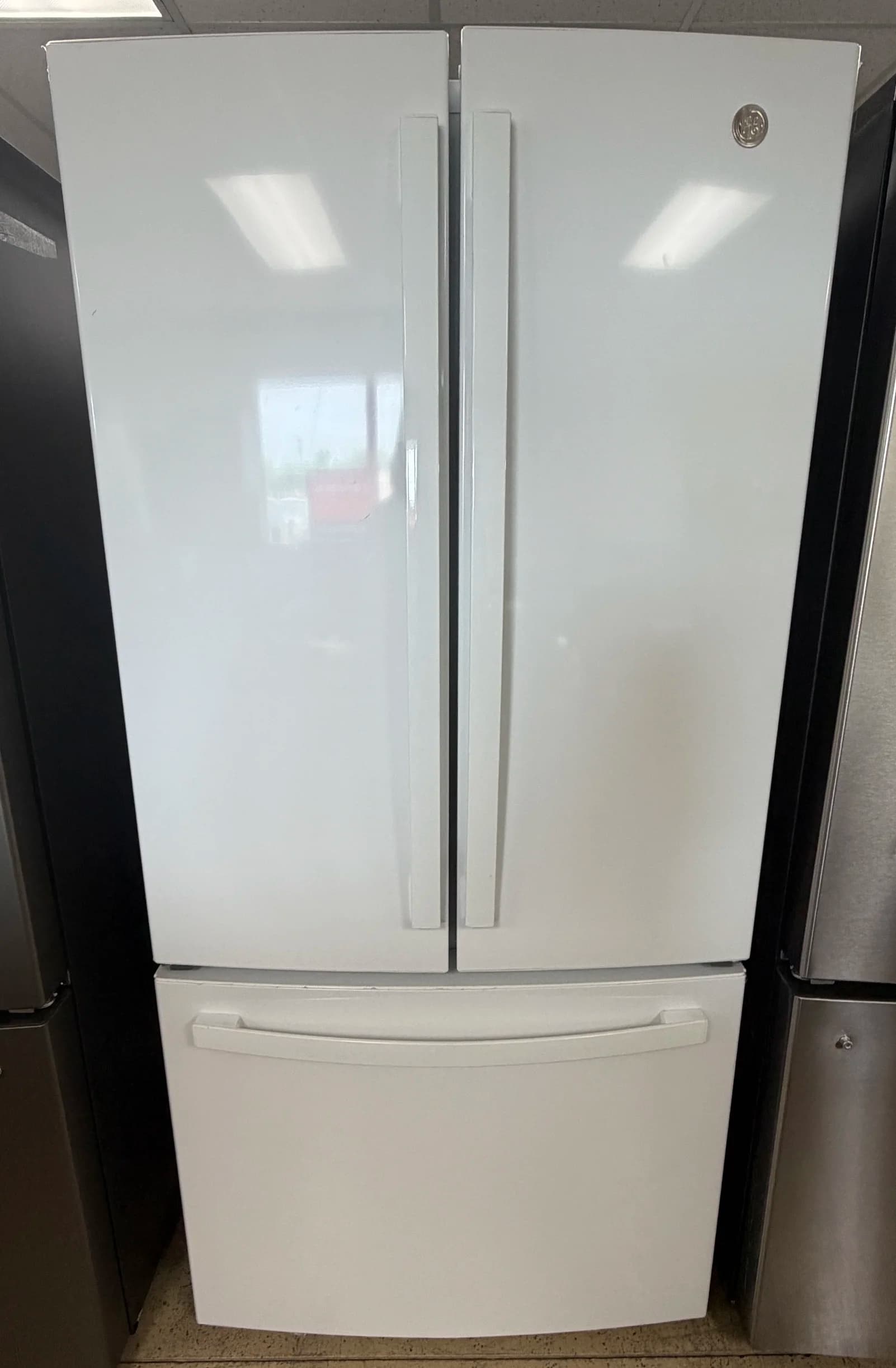 *Scratch & Dent* NEW GE 33″ French Door Bottom Freezer Fridge (CD) GWE19JGLYFWW#2, White – 1 Yr. Warranty