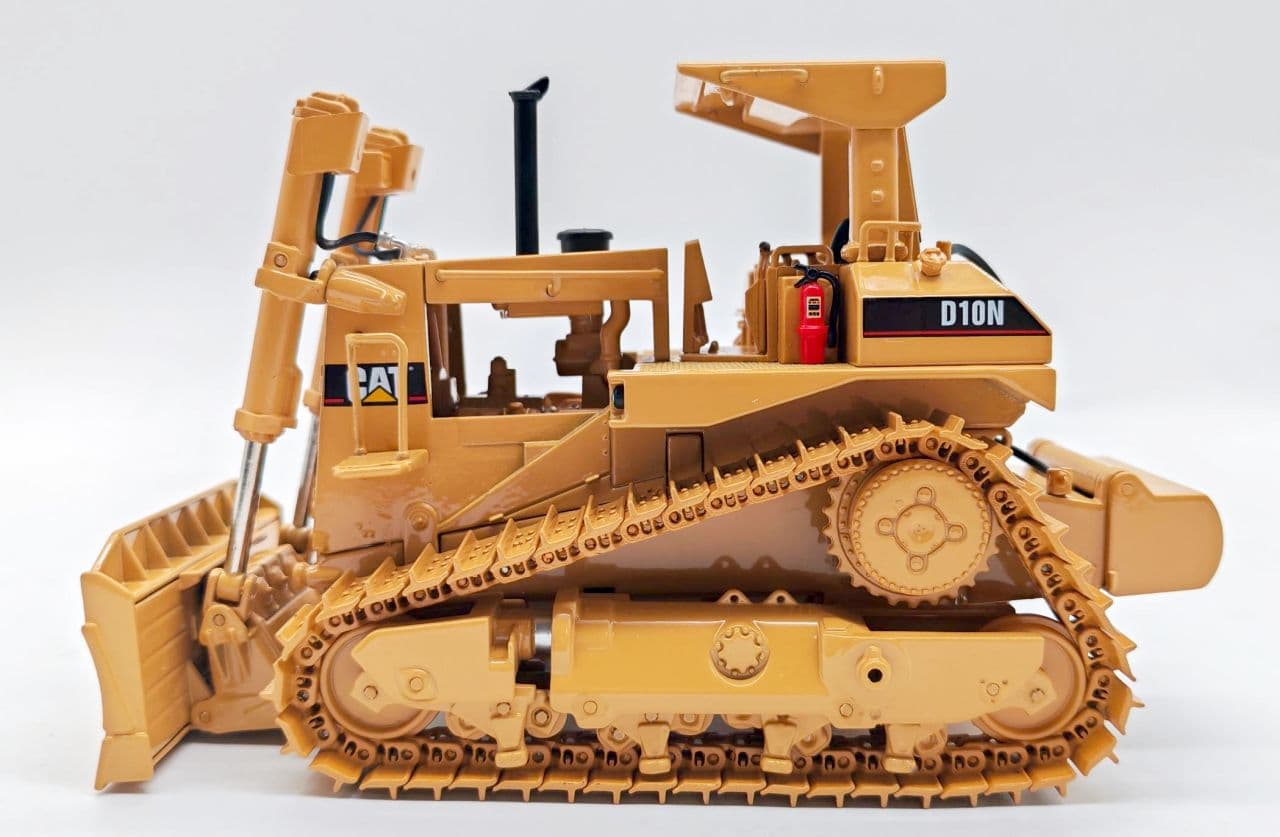1:48 Cat® D10N Dozer with C-Blade and Rear Push Block – Die-Cast - thumbnail 2