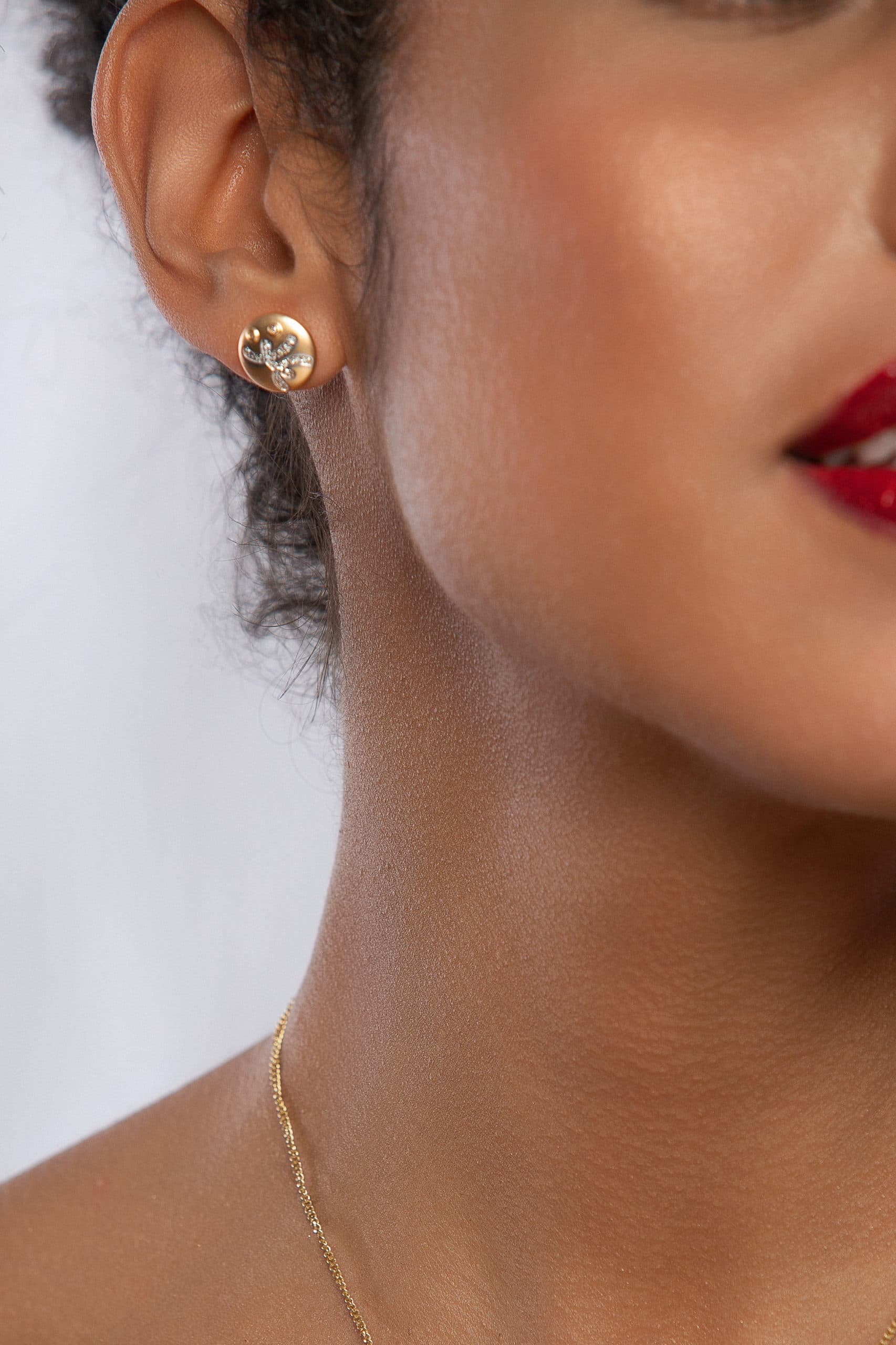 Taíno Coquí Earrings in 14K Gold with Diamonds in Pave - thumbnail 4