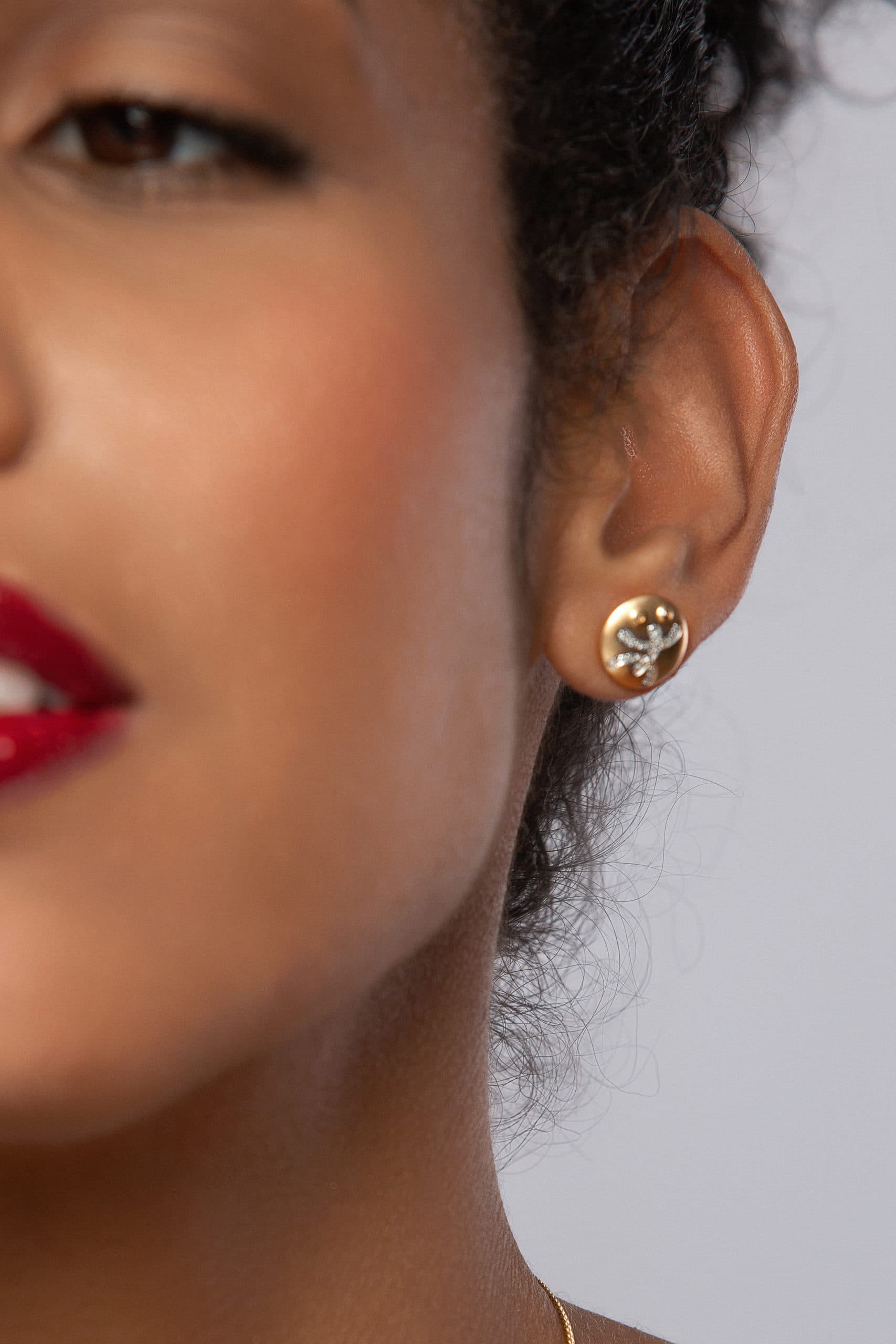 Taíno Coquí Earrings in 14K Gold with Diamonds in Pave - thumbnail 6