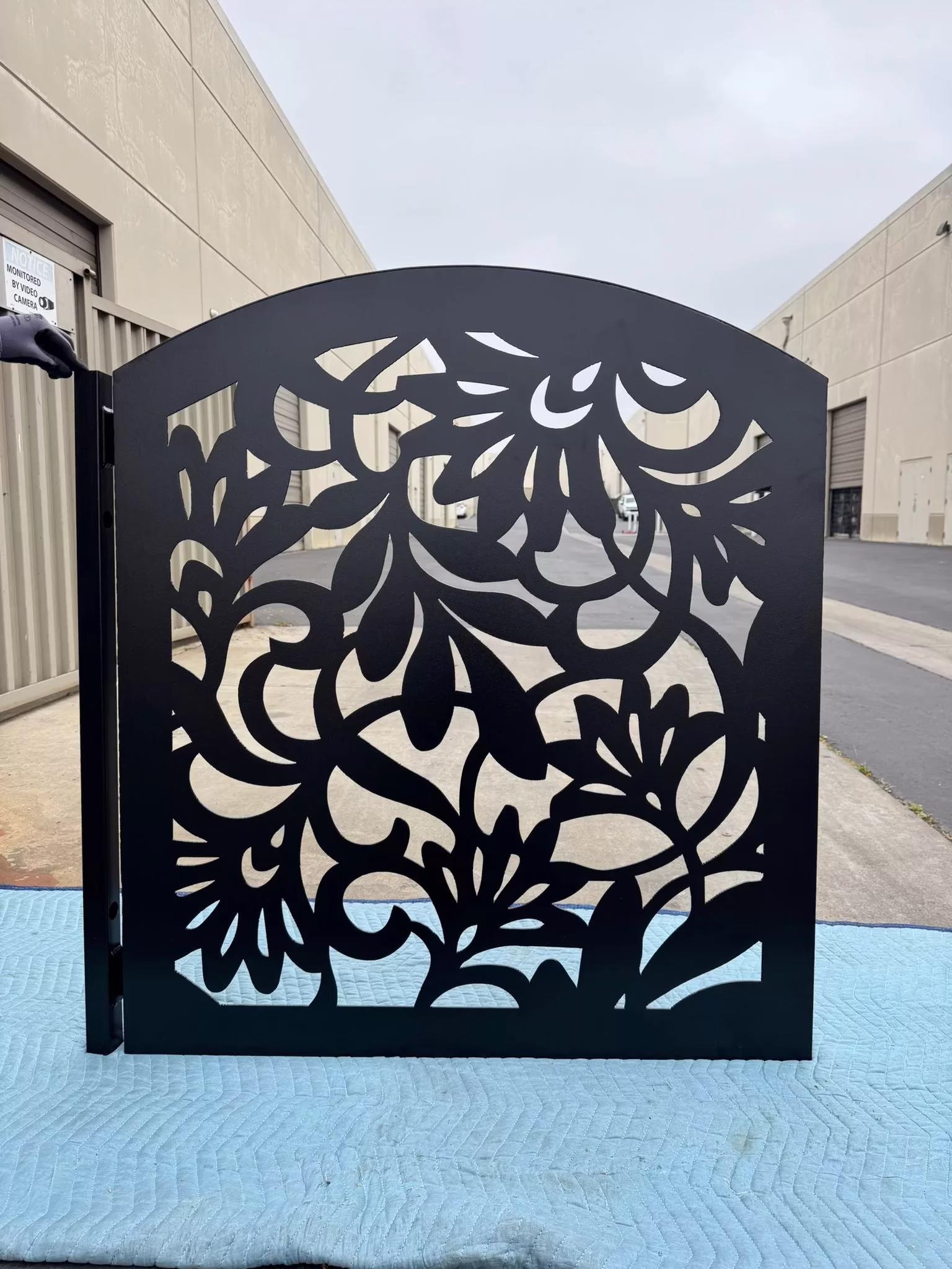 #8456 Welcome Bloom Metal Gate
