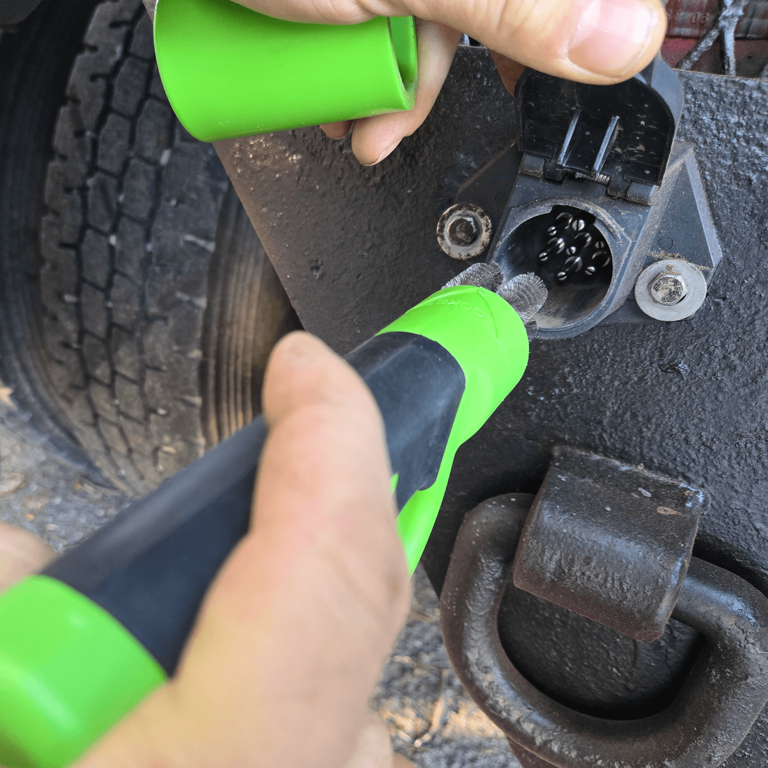 7-Way Round Tractor Trailer Terminal Chaser™ Brush (Patent Pending) - thumbnail 6