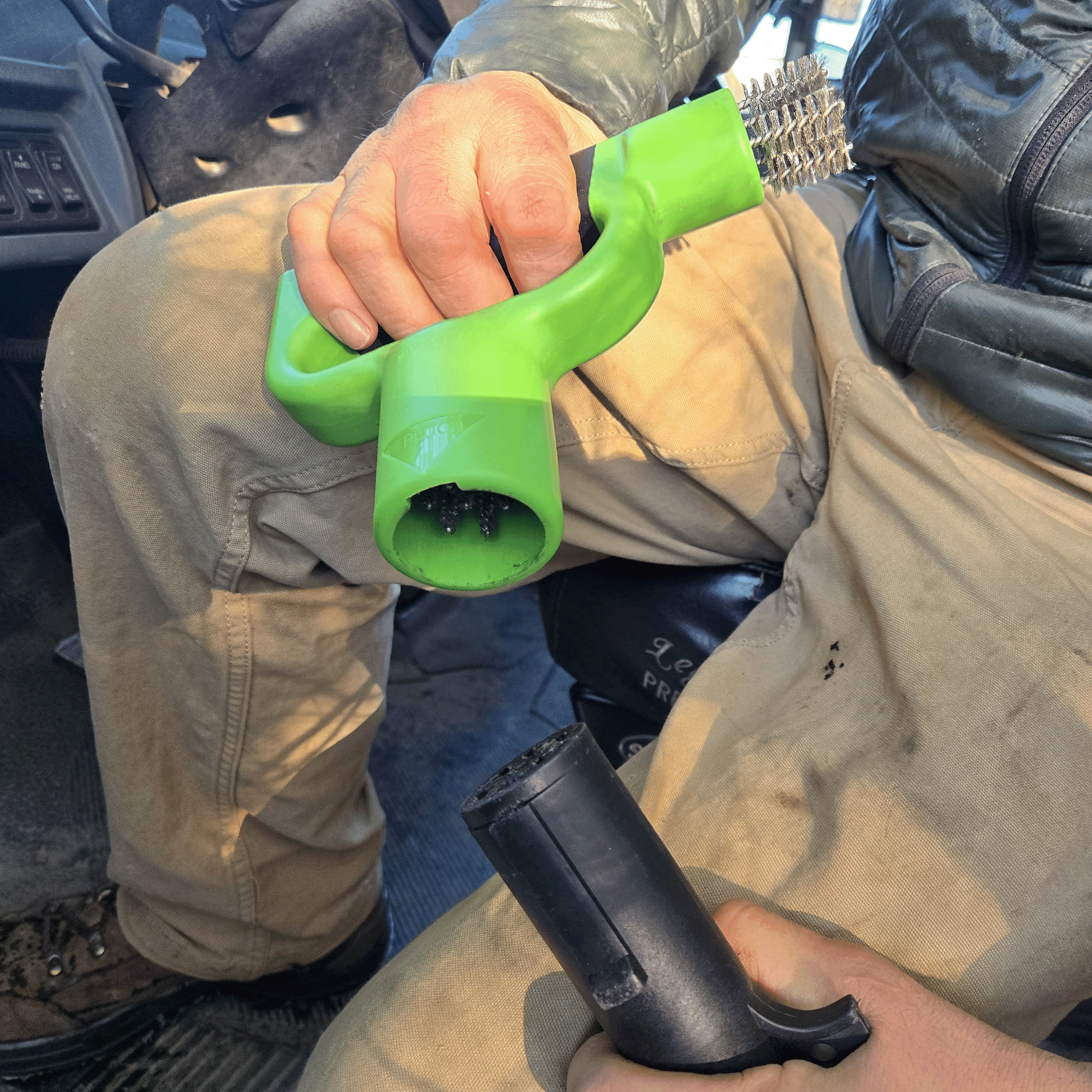 7-Way Round Tractor Trailer Terminal Chaser™ Brush (Patent Pending) - thumbnail 4