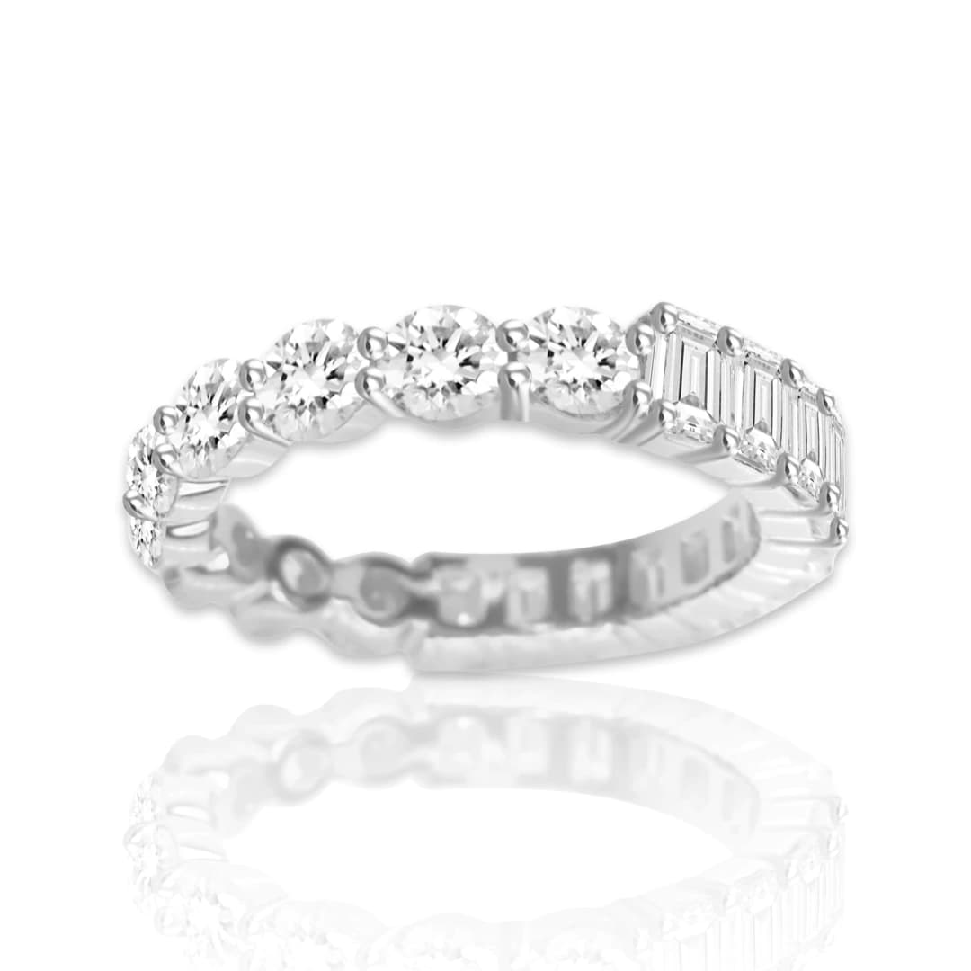 IRFE Round and Emerald cut Diamonds <p>White Gold Ring
