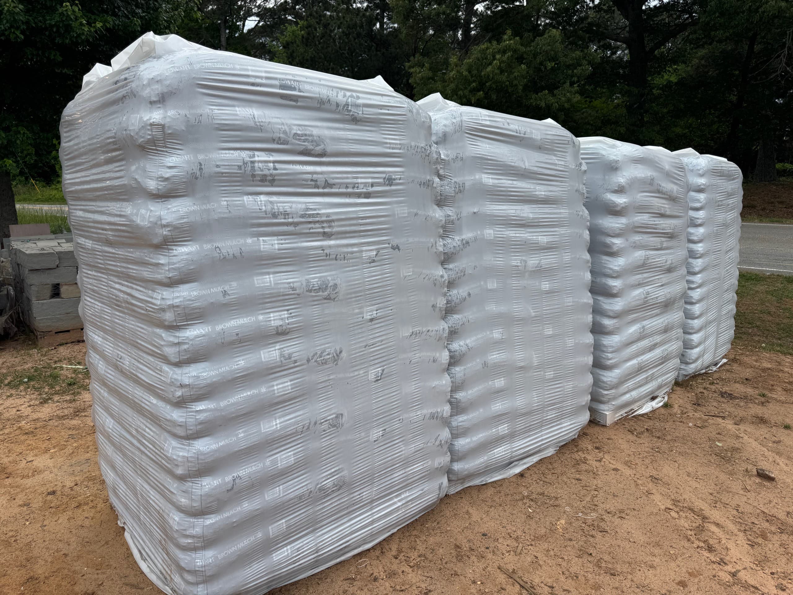Pine Bark Jumbo Nugget Mulch – Pallet (70 Bags)