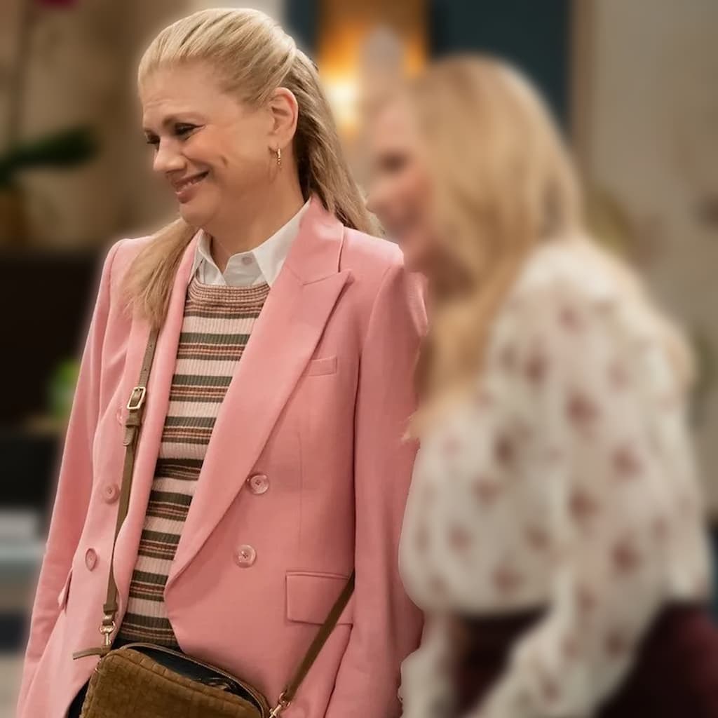 Leanne S02 Kristen Johnston Pink Blazer - thumbnail 4