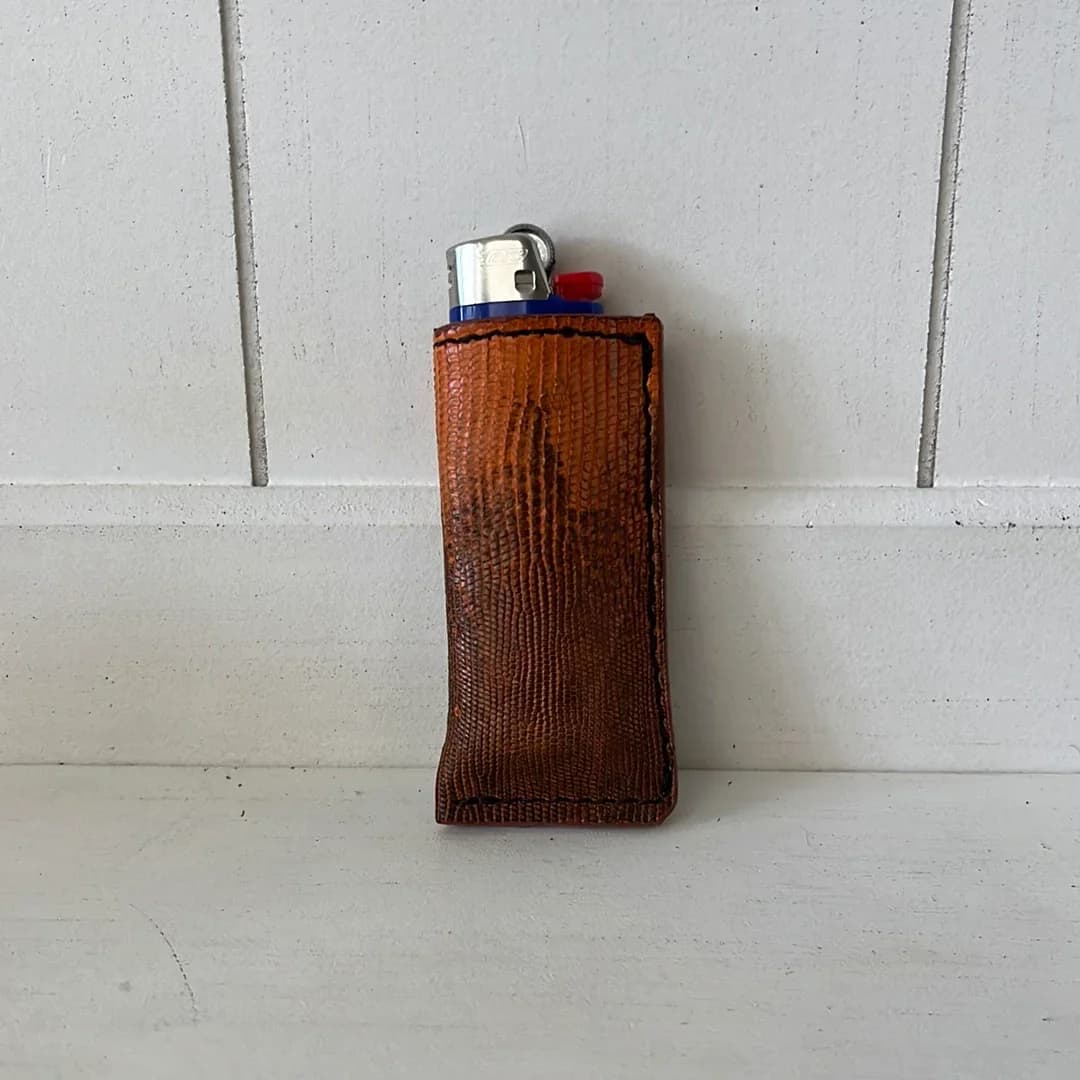 Iguana Lighter Sleeve