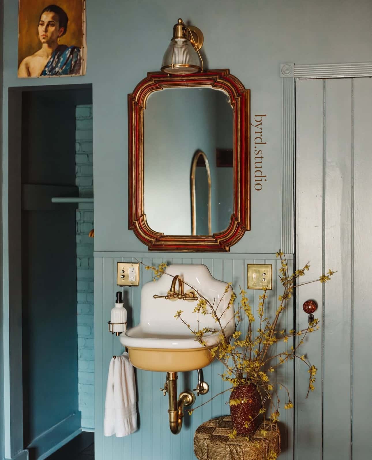 1816 Small Scallop Edged Wall Mount Fireclay Porcelain Bathroom Sink, 18 Inches
