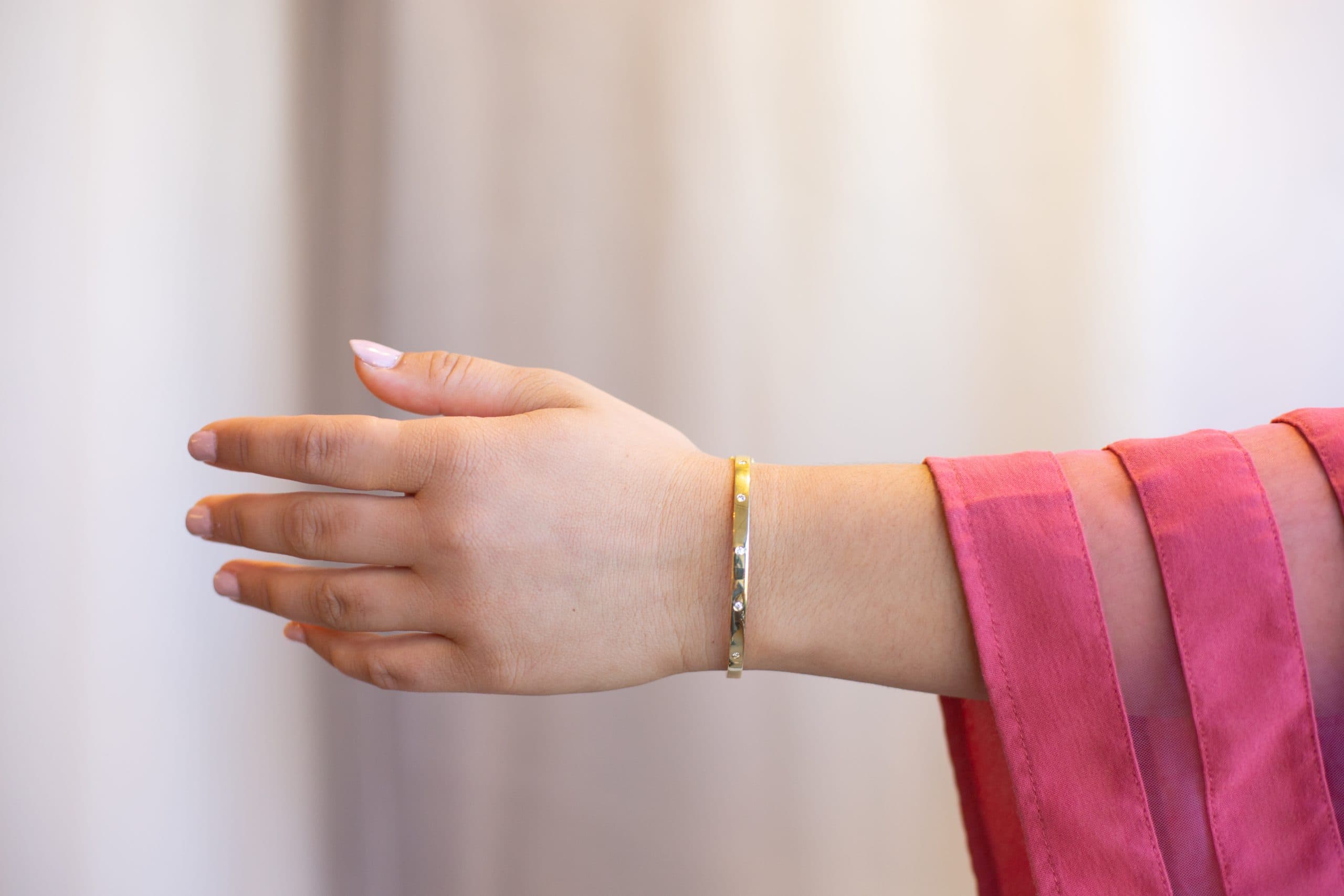 18K YELLOW GOLD DIAMOND BANGLE BRACELET - thumbnail 3