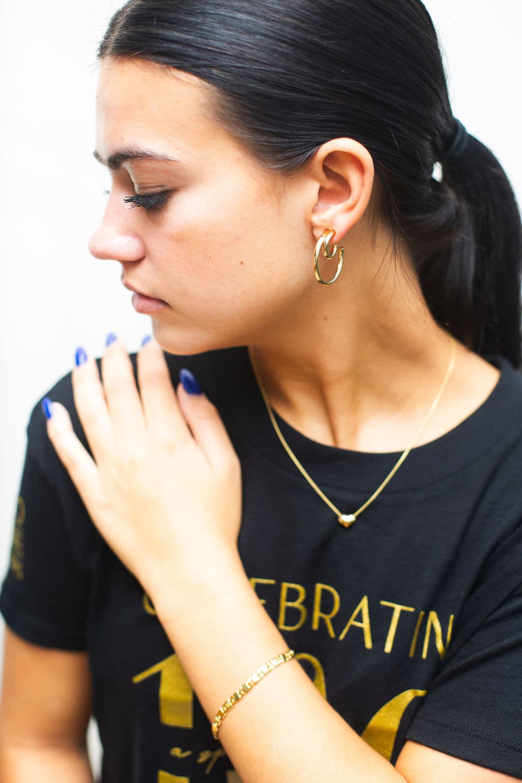 YELLOW GOLD DOUBLE HOOP EARRINGS - thumbnail 3