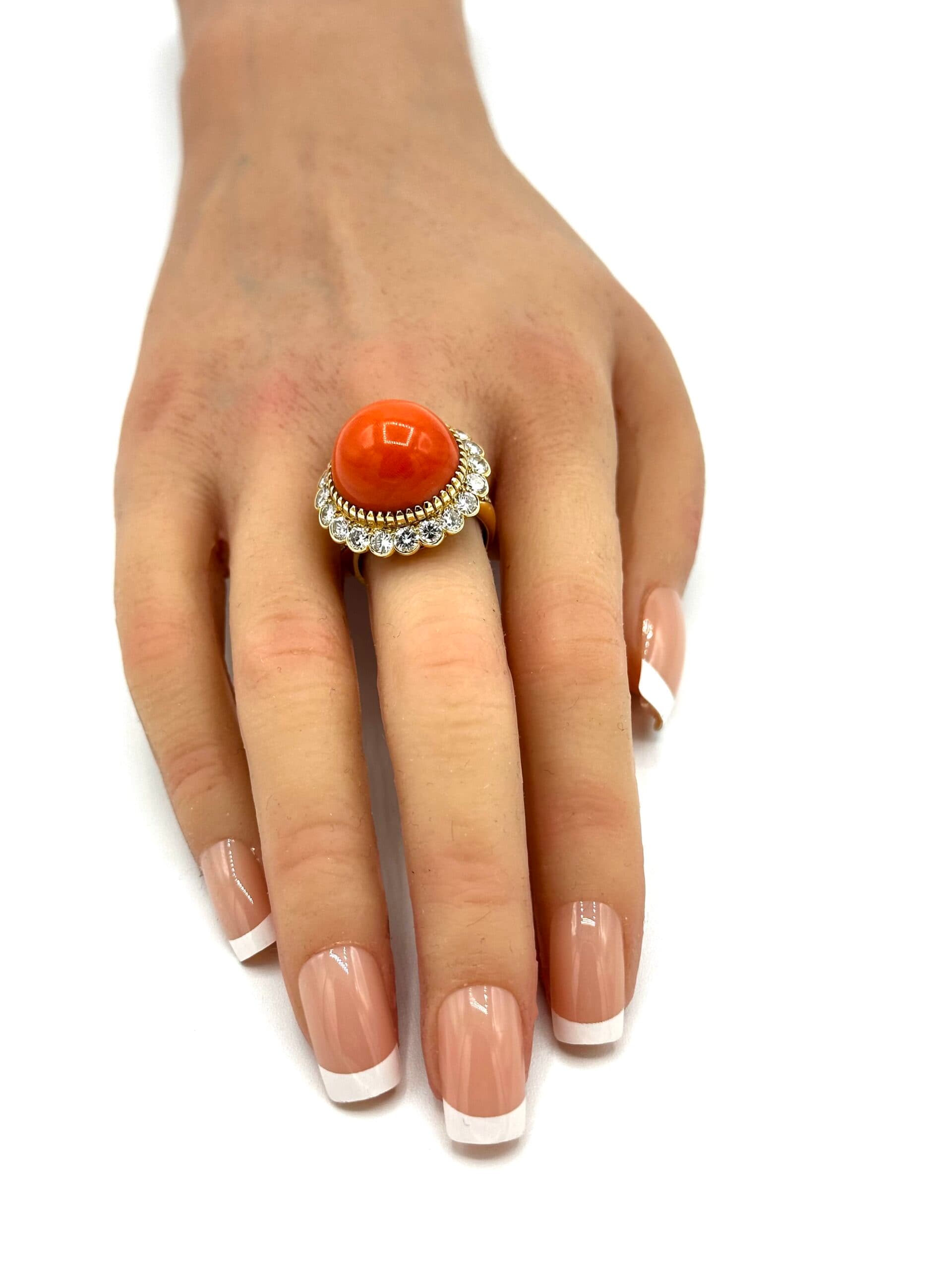 Van Cleef & Arpels Cabochon Coral and Diamond 18K Yellow Gold Ring - thumbnail 5
