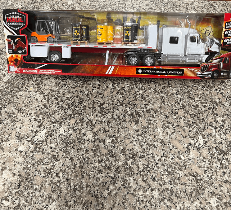 1:32 International Lonestar With Trailer