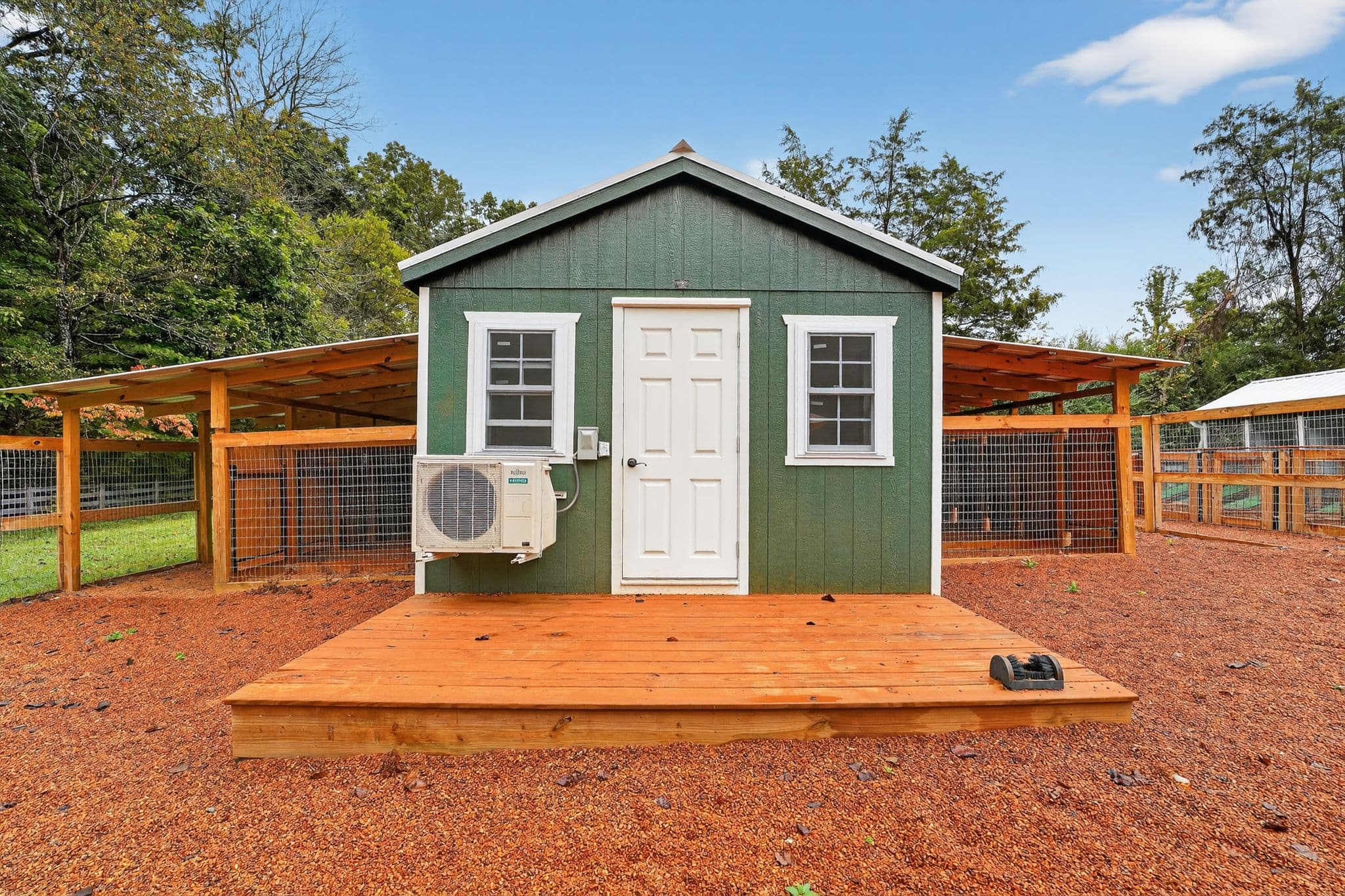 *USED* 12×36 20-Box Kennel – White Metal Roof – Located in Knoxville, TN
