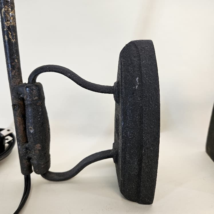 Two vintage irons converted to lamps - thumbnail 4