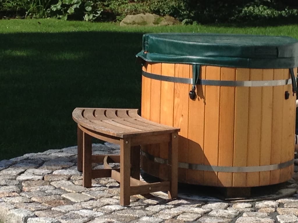 4′ Round Cedar Hot Tub