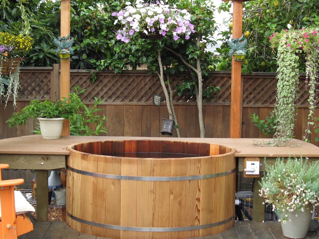 5′ Ellipse Cedar Hot Tub