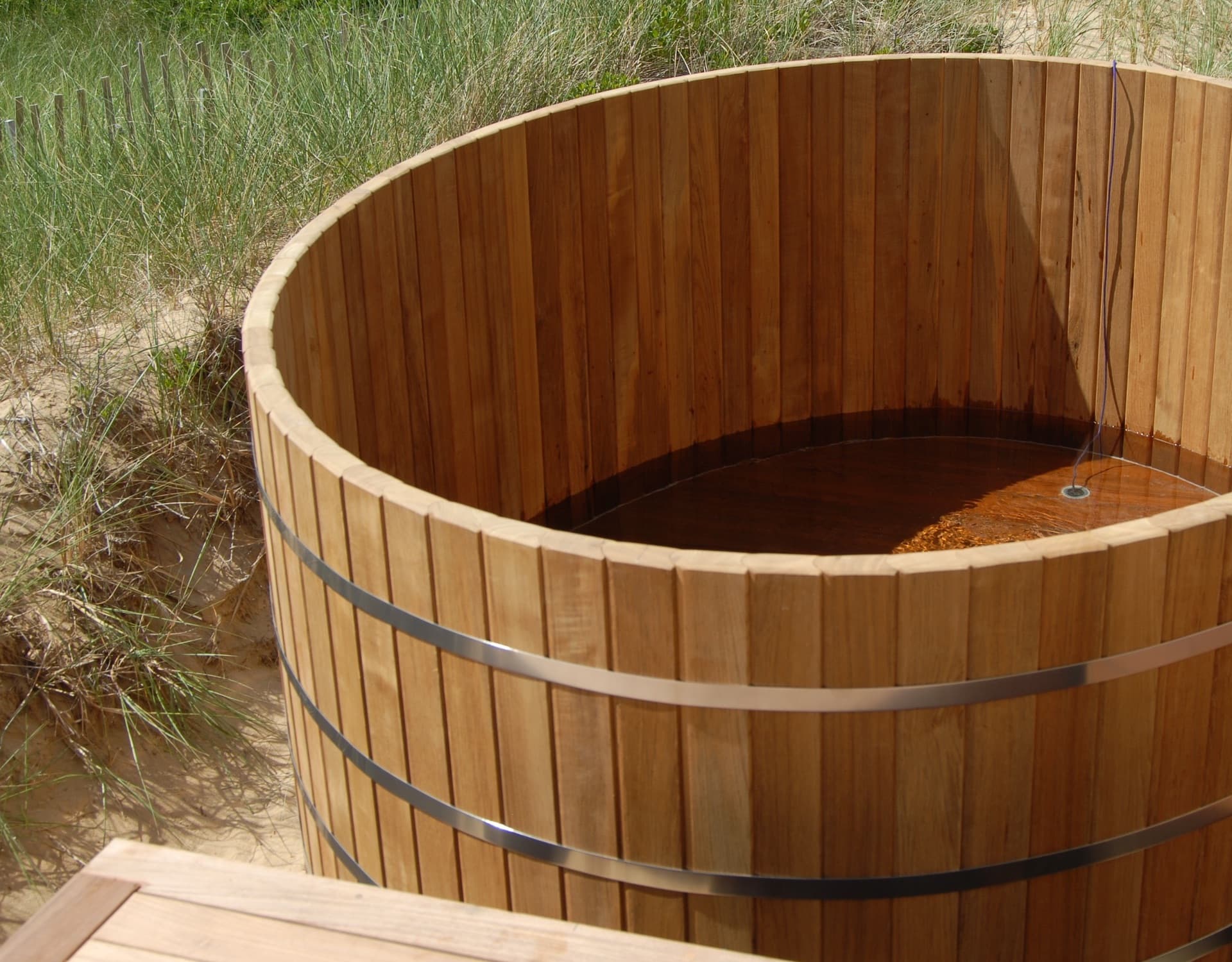 8′ Ellipse Cedar Hot Tub