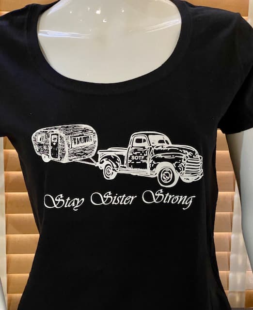 Stay Sister Strong Scoopneck T-Shirt – Black